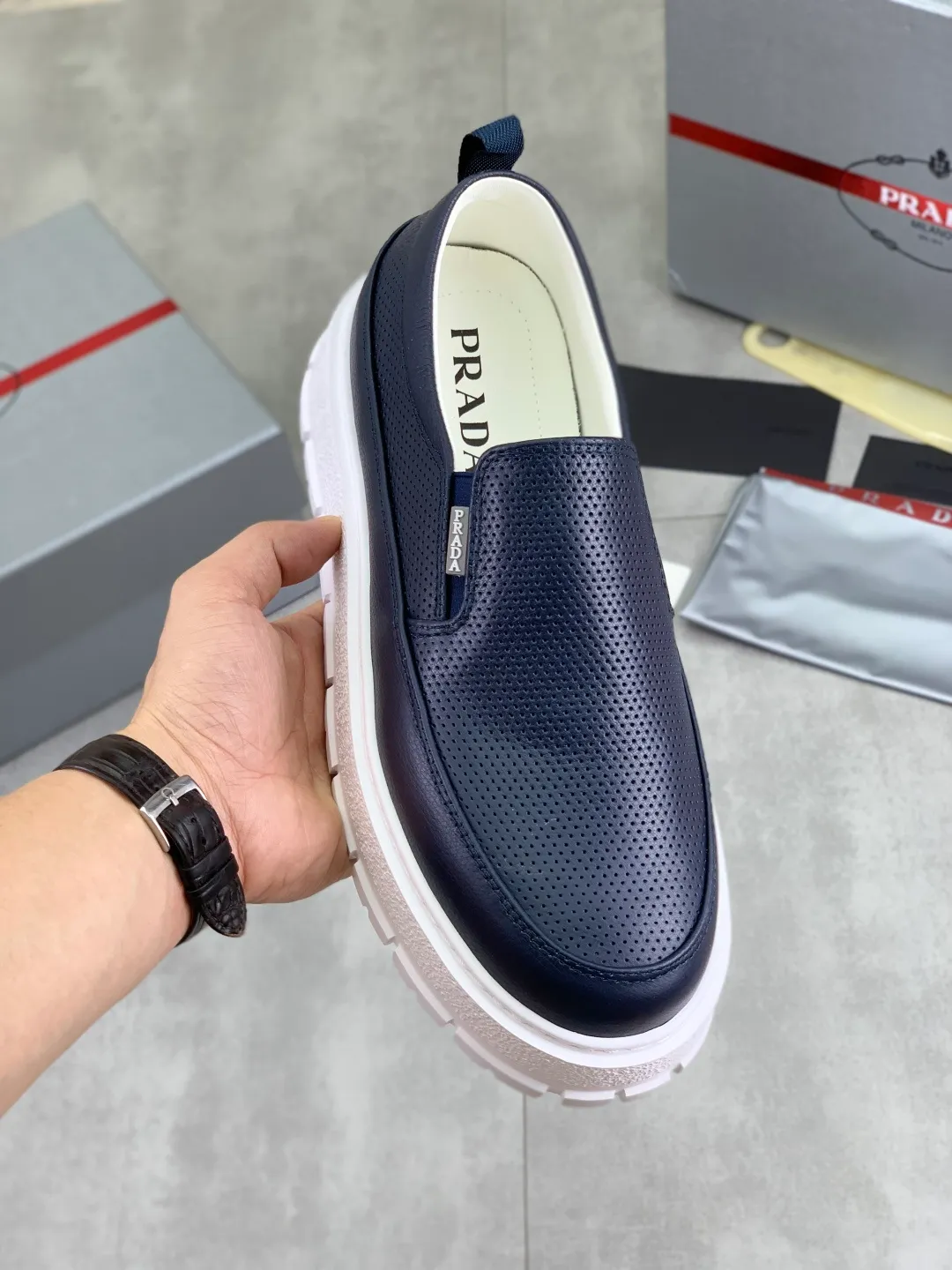 Men's shoes 💰P560💰[New model] The top version is available on the official website, 🆘 The trendy brand (Prada) mainly promotes the popular model, avant-garde and versatile fashionable men's shoes, private version mold opening, cowhide surface splicing 1:1.. Stylish and simple, original imported cowhide lining cowhide feet; the atmosphere and personality are more fashionable, eye-catching and pursuing class. It will subvert the old idea and be a must-have for fashionistas with you! Must keep it for yourself! Tall and comfortable, large and low, high-end quality workmanship. The new high-end outsole on the official website. Size: 38-45. 4️⃣colors available.